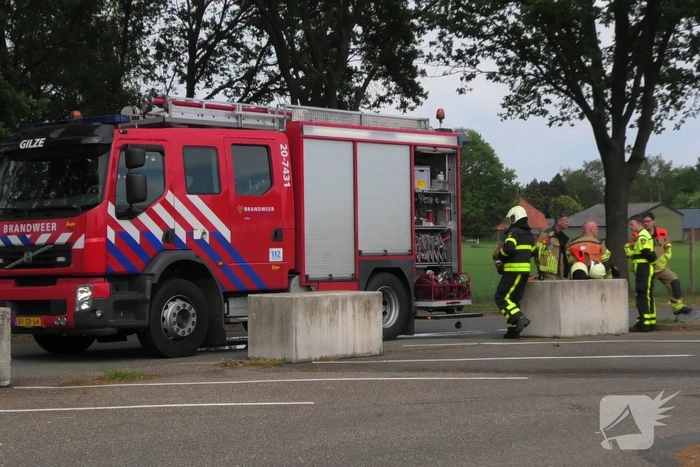 Restafvalcontainer op parkeerplaats langs snelweg vat vlam