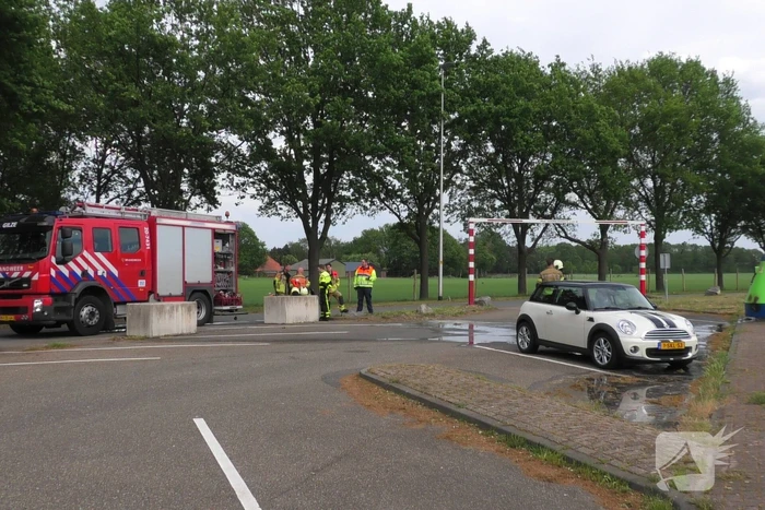 Restafvalcontainer op parkeerplaats langs snelweg vat vlam