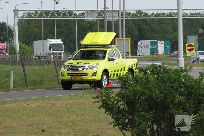 Restafvalcontainer op parkeerplaats langs snelweg vat vlam