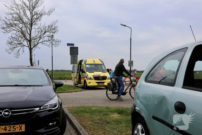 Man op fiets raakt gewond bij botsing met auto