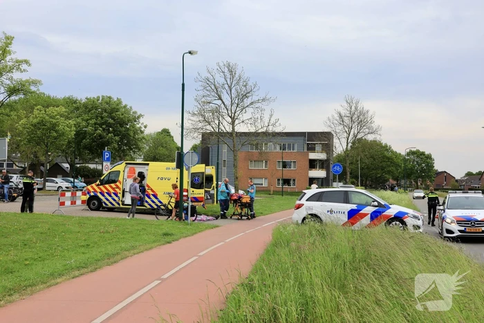 Man op fiets raakt gewond bij botsing met auto