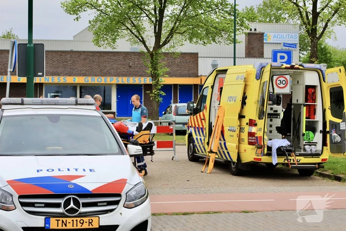 Man op fiets raakt gewond bij botsing met auto