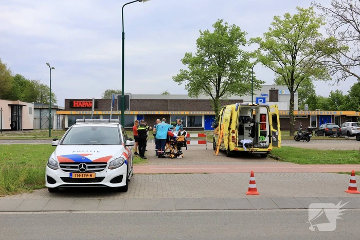 Man op fiets raakt gewond bij botsing met auto