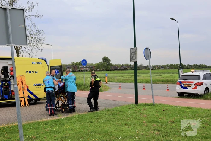 Man op fiets raakt gewond bij botsing met auto