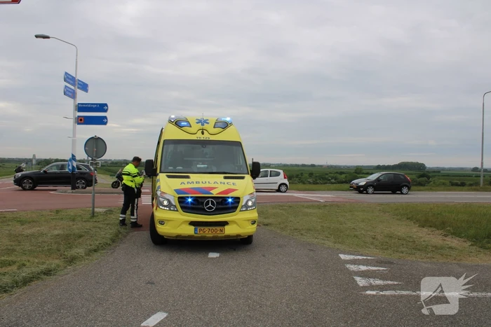 Wielrenner knalt op stilstaande motor
