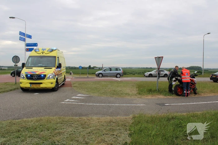 Wielrenner knalt op stilstaande motor