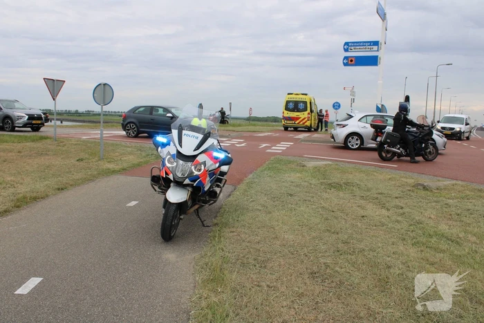 Wielrenner knalt op stilstaande motor