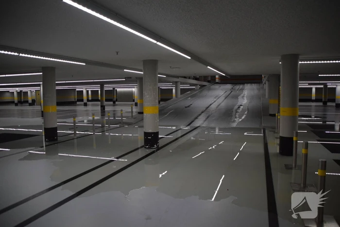 Hevige waterschade door gesprongen sprinkler in parkeergarage