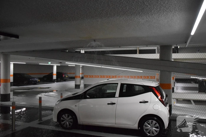 Hevige waterschade door gesprongen sprinkler in parkeergarage