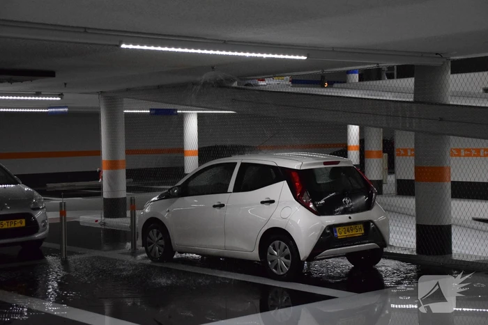 Hevige waterschade door gesprongen sprinkler in parkeergarage