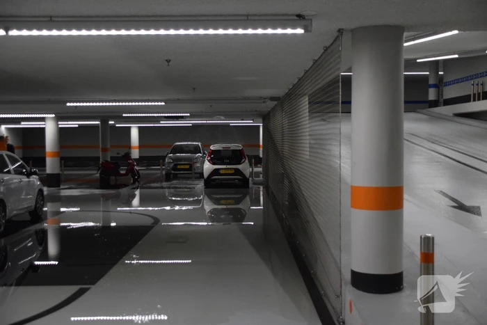 Hevige waterschade door gesprongen sprinkler in parkeergarage