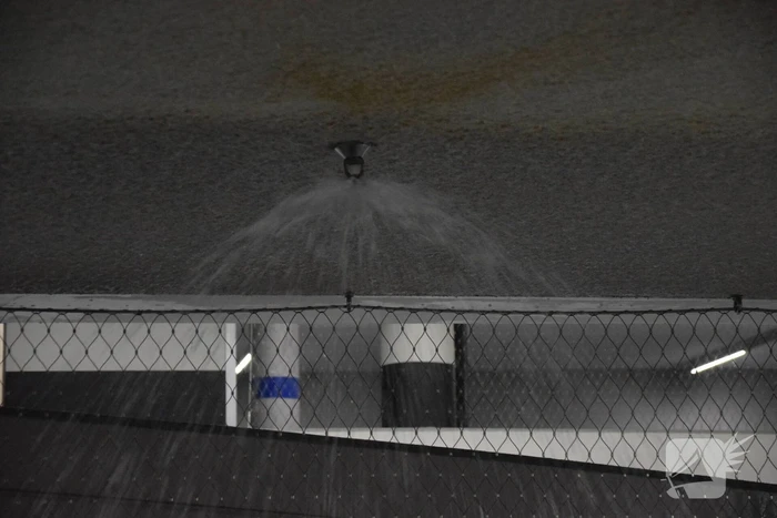 Hevige waterschade door gesprongen sprinkler in parkeergarage
