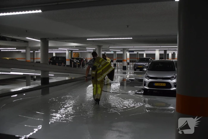 Hevige waterschade door gesprongen sprinkler in parkeergarage