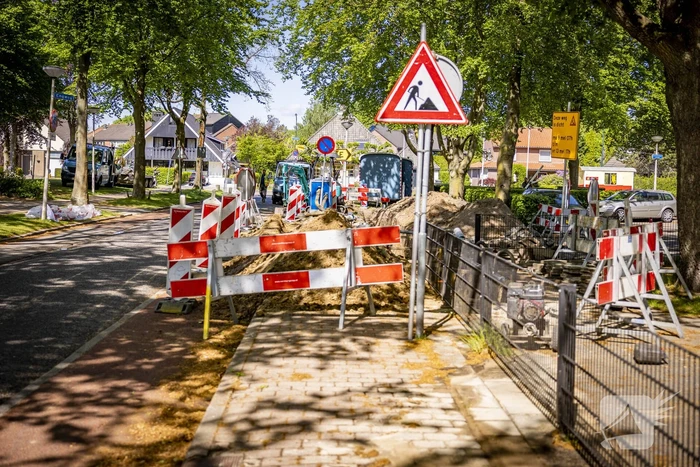 Waterleiding geraakt nabij Zwembad Hoogland