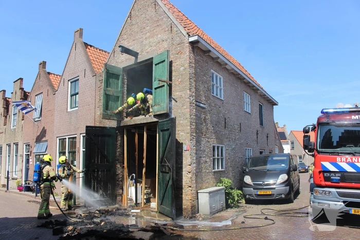 Schuur vat vlam na onkruid wegbranden