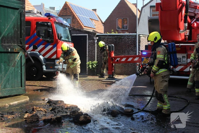 Schuur vat vlam na onkruid wegbranden