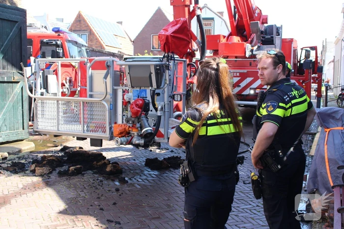 Schuur vat vlam na onkruid wegbranden