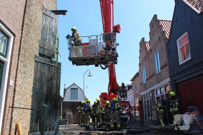 Schuur vat vlam na onkruid wegbranden