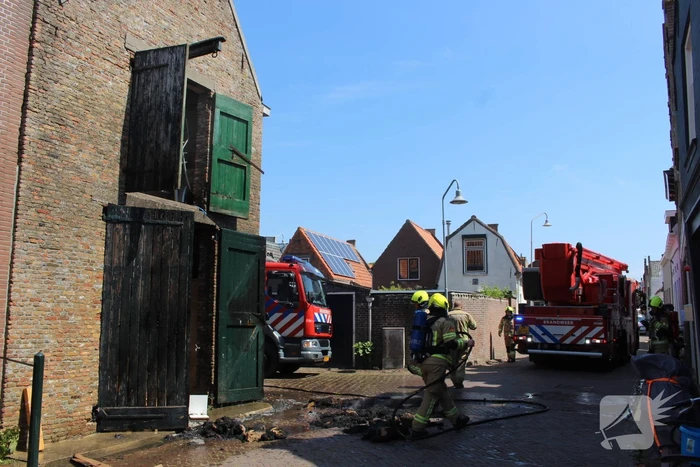 Schuur vat vlam na onkruid wegbranden