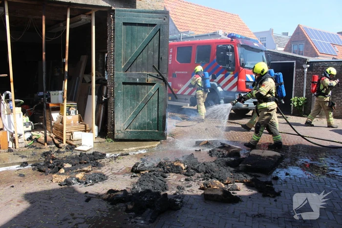 Schuur vat vlam na onkruid wegbranden
