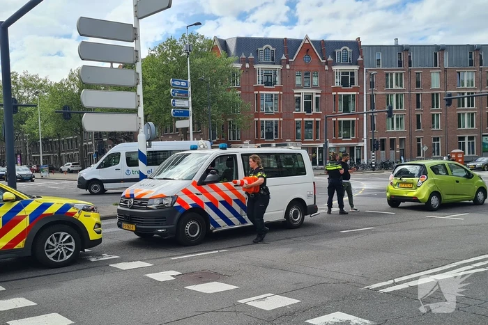 Taxibus botst op voorganger bij verkeerslicht