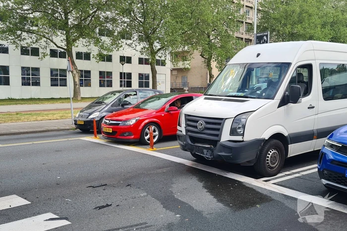 Taxibus botst op voorganger bij verkeerslicht