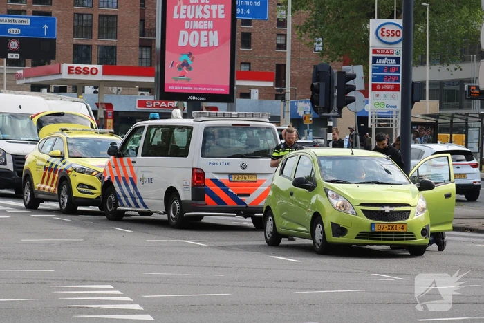 Taxibus botst op voorganger bij verkeerslicht
