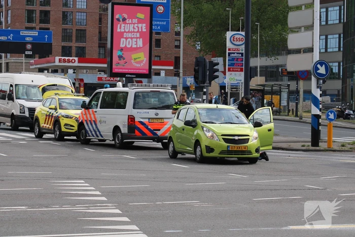 Taxibus botst op voorganger bij verkeerslicht
