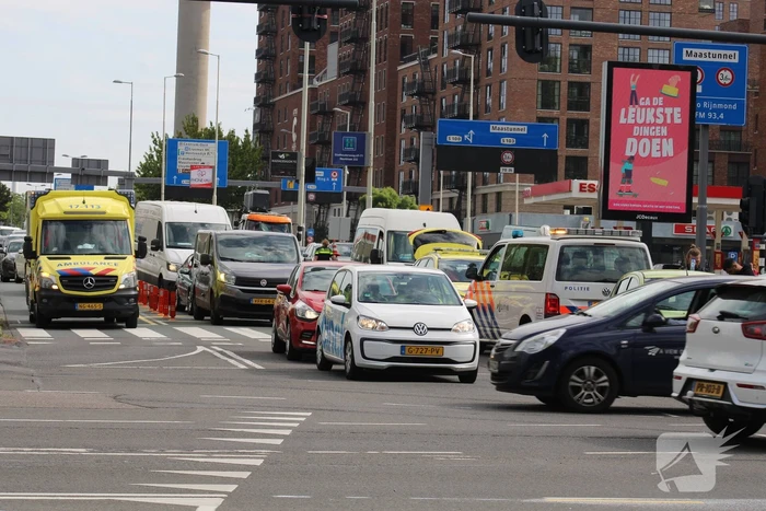 Taxibus botst op voorganger bij verkeerslicht