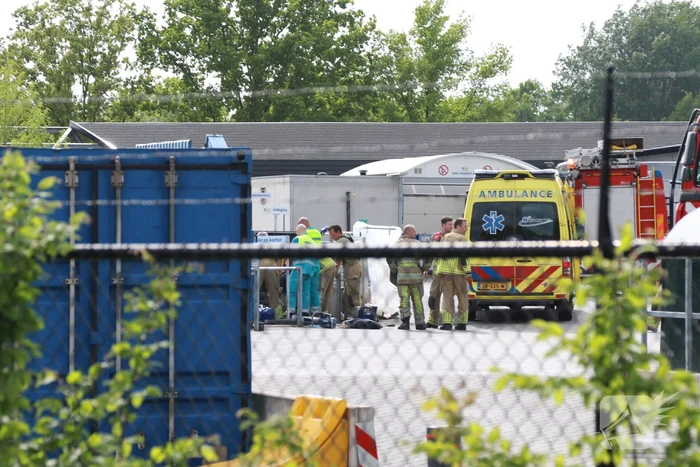 Man bekneld in papiercontainer op afvalbrengstation