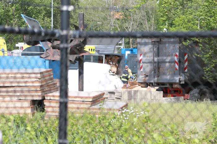 Man bekneld in papiercontainer op afvalbrengstation