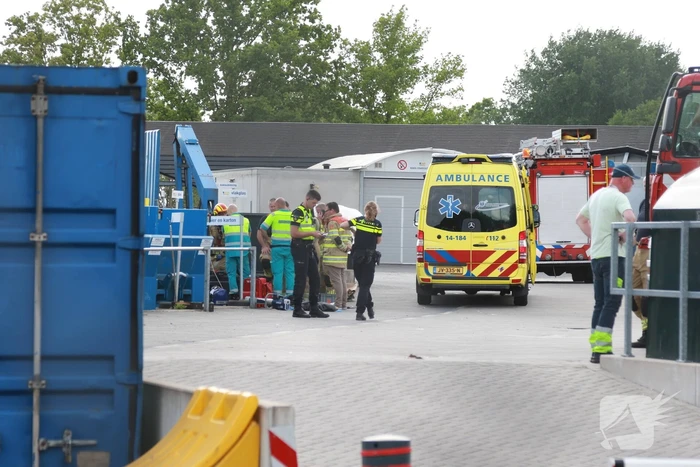 Man bekneld in papiercontainer op afvalbrengstation
