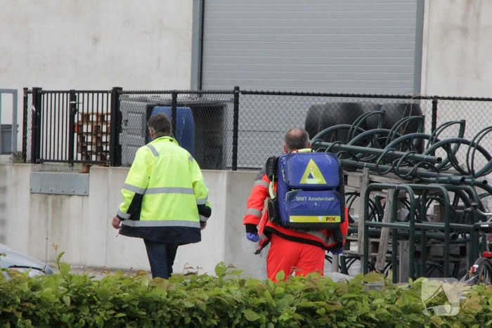 Man bekneld in papiercontainer op afvalbrengstation
