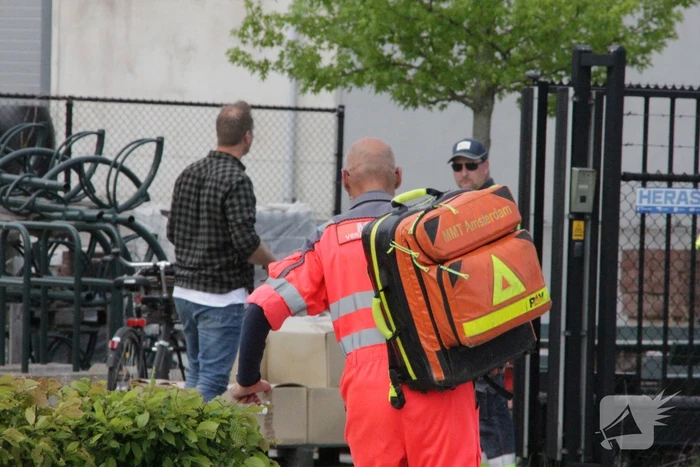 Man bekneld in papiercontainer op afvalbrengstation