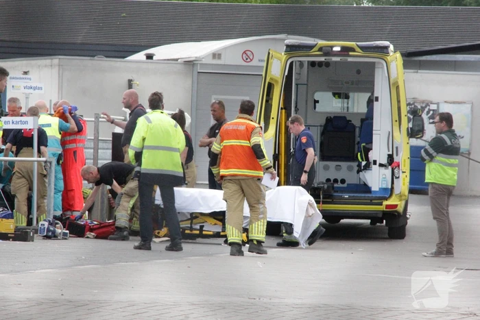 Man bekneld in papiercontainer op afvalbrengstation