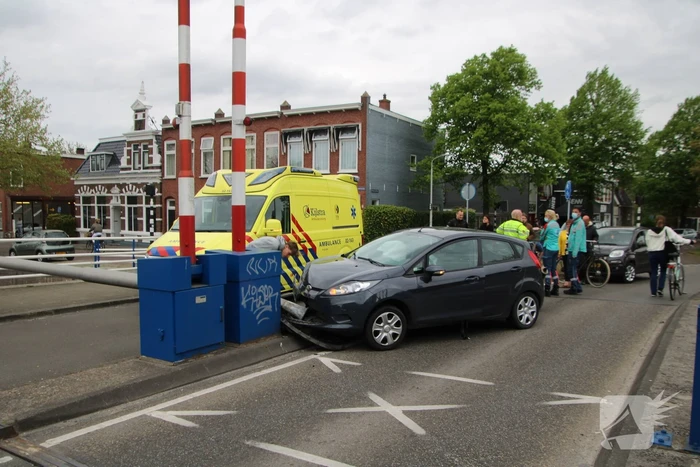 Automobilist botst op paal, motorrijder gaat onderuit