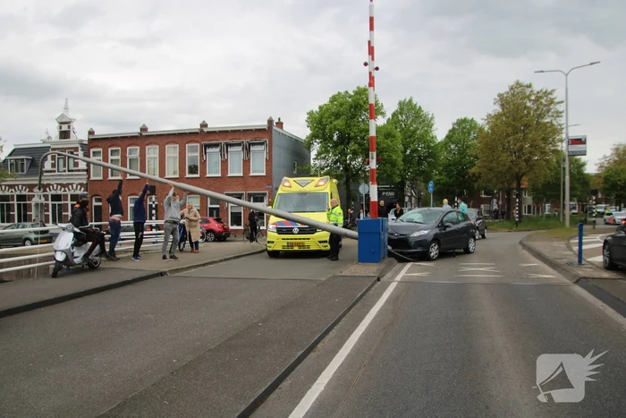 Automobilist botst op paal, motorrijder gaat onderuit