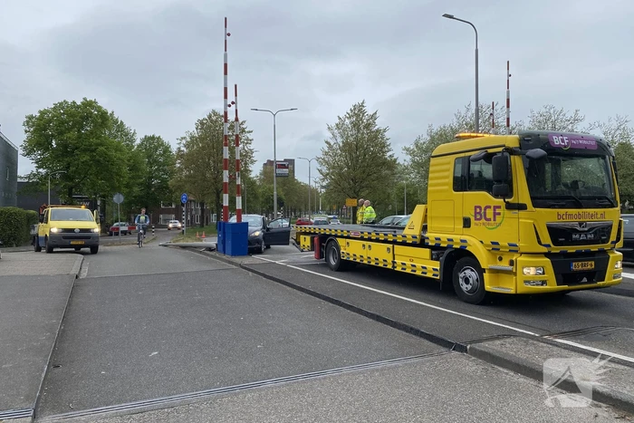 Automobilist botst op paal, motorrijder gaat onderuit