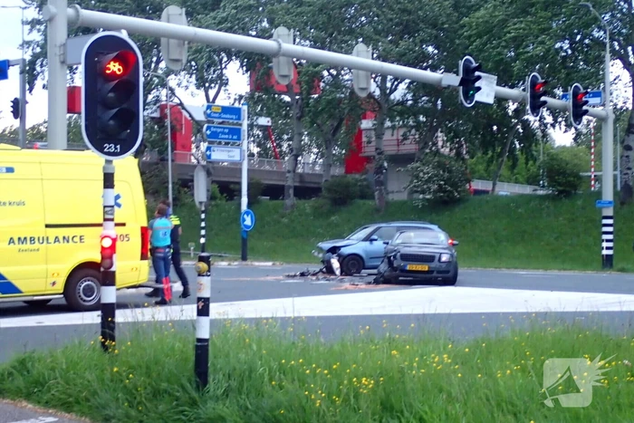 Veel schade na ongeval op kruising