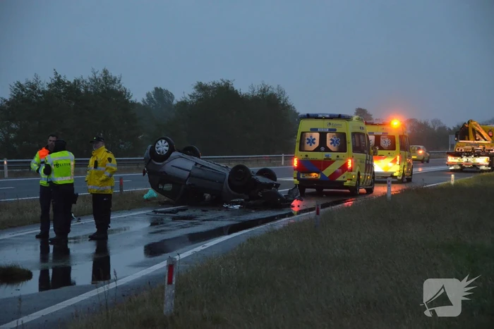 Auto belandt op de kop