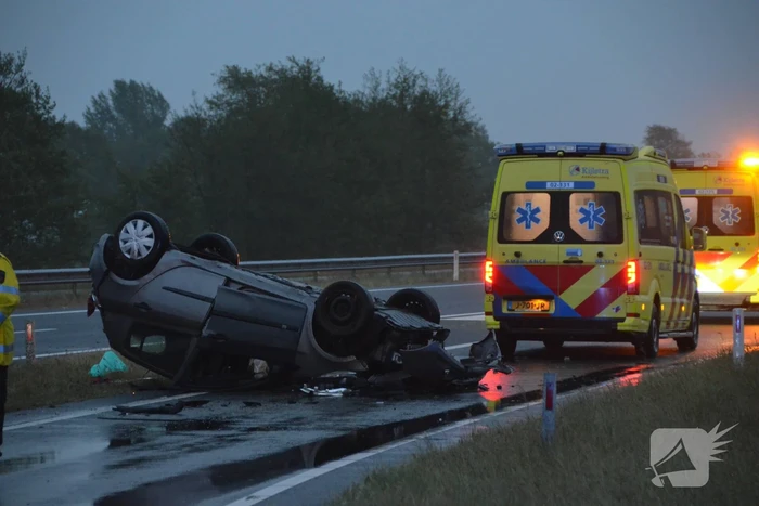 Auto belandt op de kop