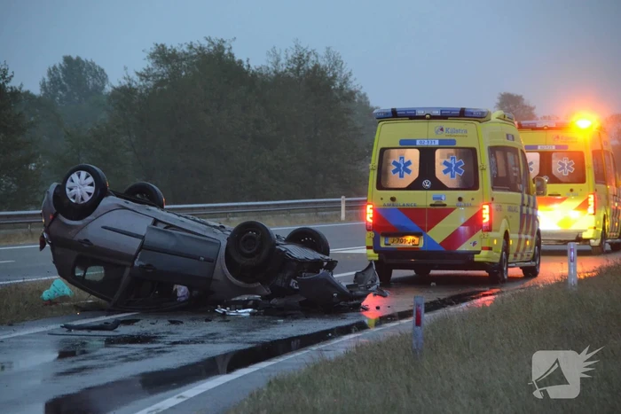 Auto belandt op de kop