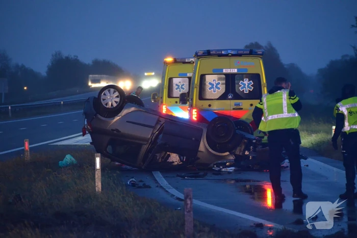Auto belandt op de kop
