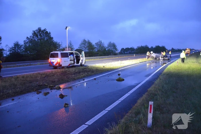 Auto belandt op de kop