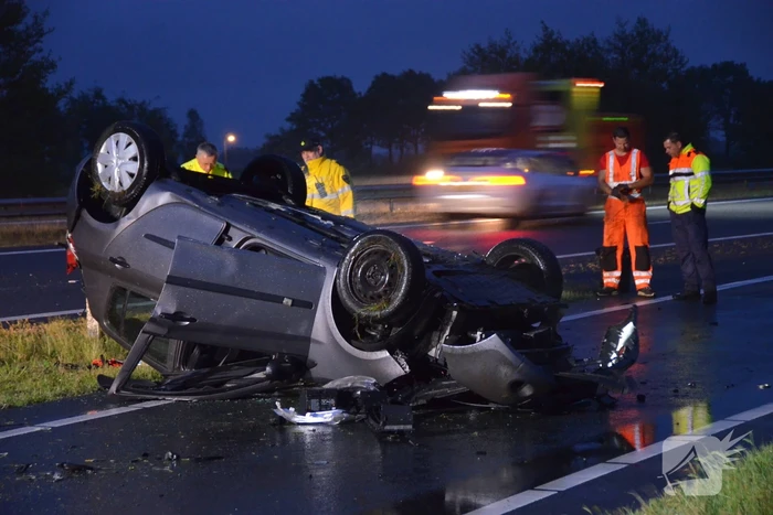 Auto belandt op de kop