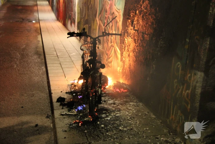 Scooter vat vlam in tunnel