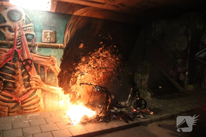 Scooter vat vlam in tunnel
