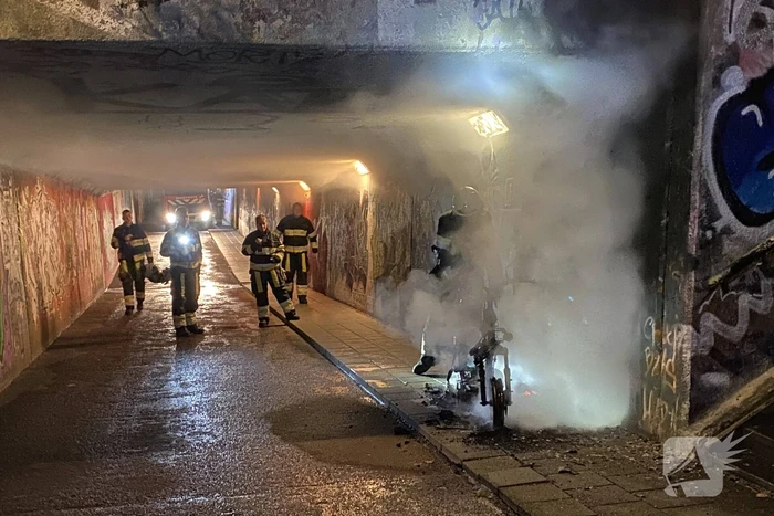 Scooter vat vlam in tunnel