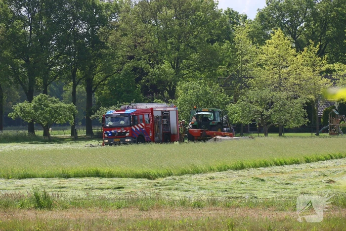 Boer blust zelf brand in tractor