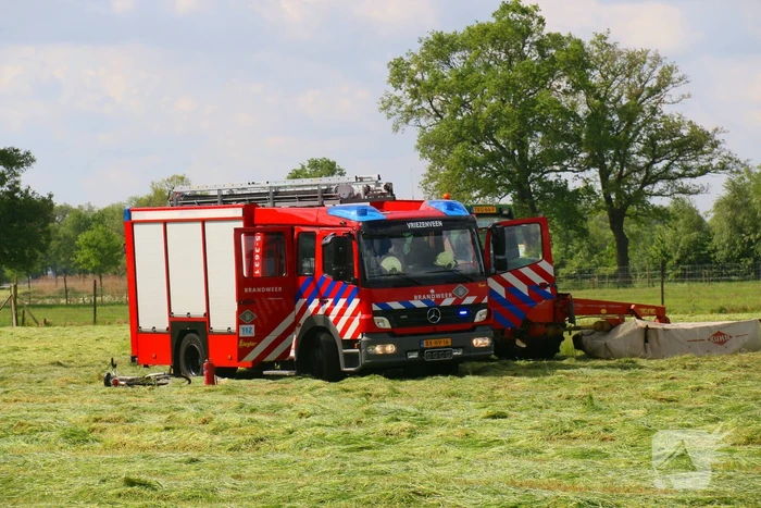 Boer blust zelf brand in tractor
